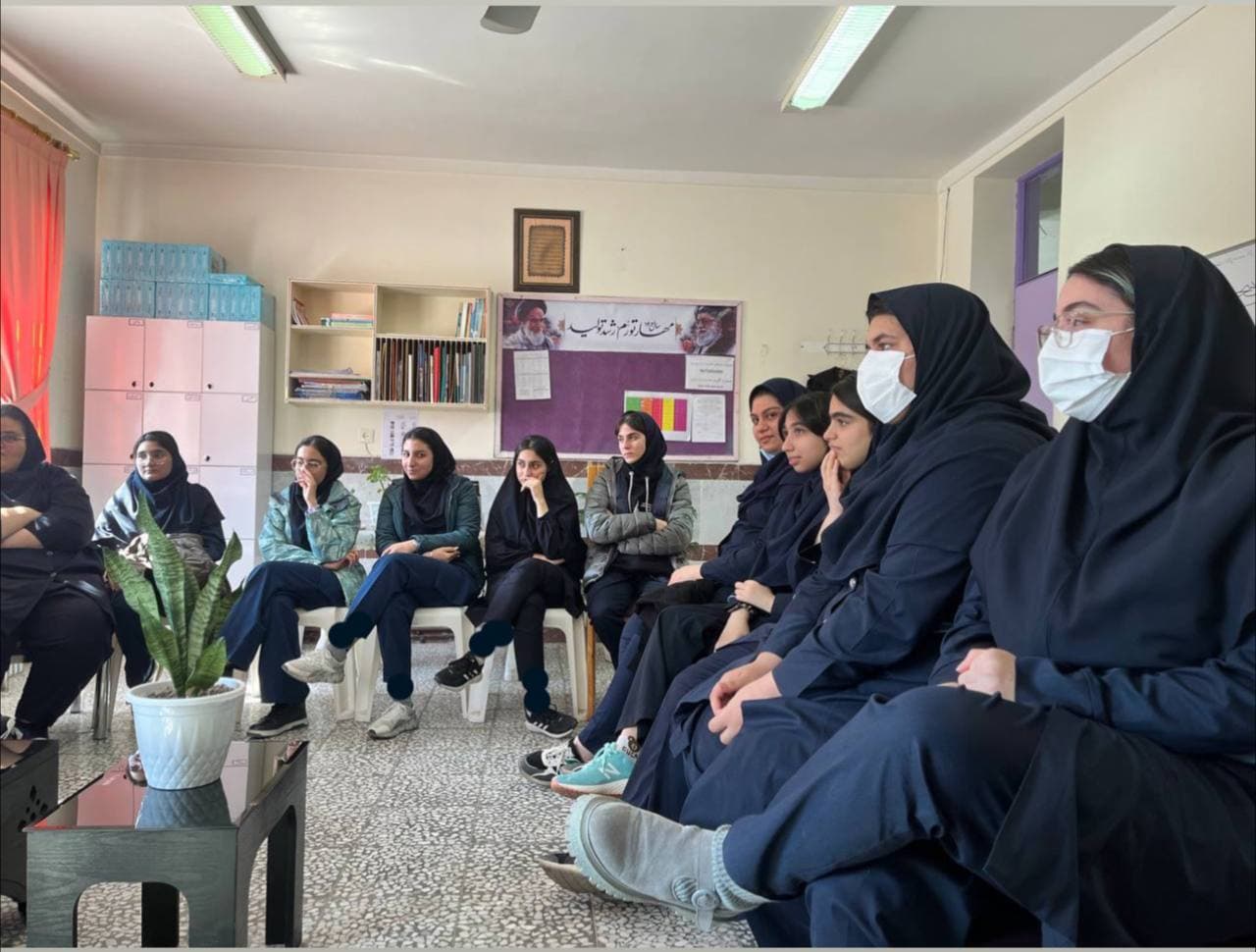 جلسه صمیمی و انگیزشی مدیریت و معاونت با دانش آموزان یازدهم ریاض
