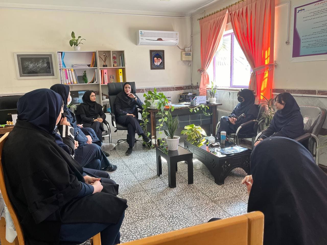 جلسه صمیمی و انگیزشی مدیریت و معاونت با دانش آموزان یازدهم ریاضی