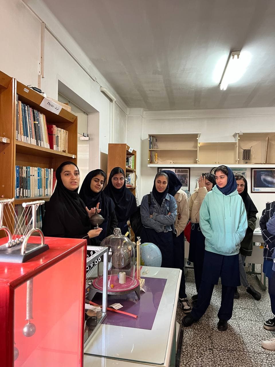 بازدید از بخش فیزیک بنیاد علمی و انجام آزمایشهای فیزیک